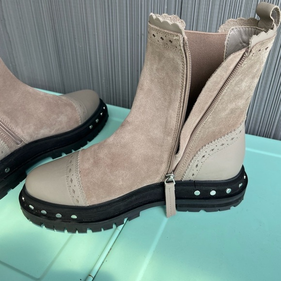 Free People Atlas Chelsea Taupe Suede Chelsea Boots 7.5 - Picture 11 of 12